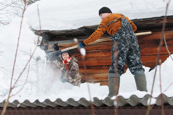 V primeru debele snežne odeje moramo streho pravočasno očistiti. FOTO: Pilith/Shutterstock
Foto: