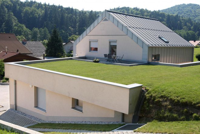 Ravne strehe imajo minimalni naklon, največkrat okoli dvoodstotnega. Pri zelenih strehah je pomemben zaradi tega, da voda ne zastaja na dnu rastnega substrata. Foto: Igor Zaplatil/dokumentacija Dela
Foto: