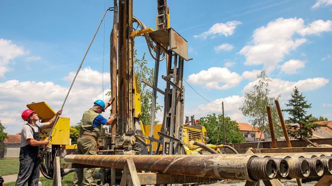 Za pasivno hlajenje je primerna že toplotna črpalka tipa voda/voda ali zemlja/voda. Energijo porablja samo obtočna črpalka, kompresor pa miruje. FOTO: Shutterstock
Foto: