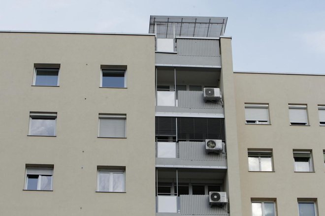 V bloku je treba imeti za montažo zunanje enote klimatske naprave 75-odstot­no soglasje etažnih lastnikov. FOTO: Leon Vidic/Delo
Foto: