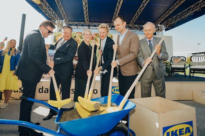 Simbolno polaganje temeljnega kamna za trgovino Ikea v Ljubljani. FOTO: Ikea
Foto: