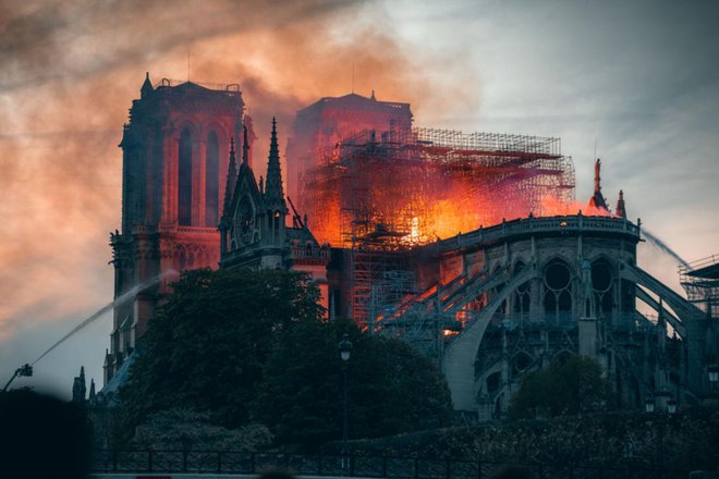 Požar v znameniti pariški katedrali Notre-Dame aprila lani. FOTO: Shutterstock
Foto: