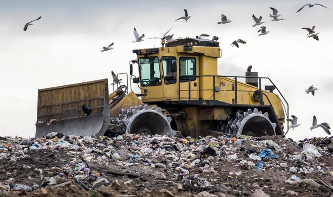 Zavržena hrana na odlagališčih razpada počasneje, saj proces gnitja onemogoča pomanjkanje kisika. Ob tem nastaja toplogredni plin metan. Foto: Shutterstock
Foto: