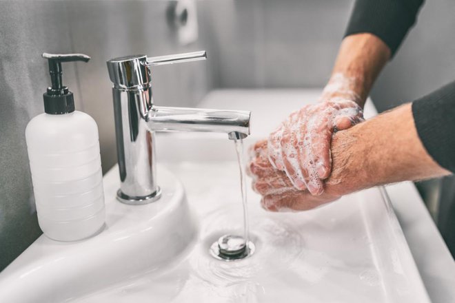 Voda in milo zadostujeta za odstranjevanje umazanije, bakterij in virusov. FOTO: Maridav/Shutterstock
Foto: