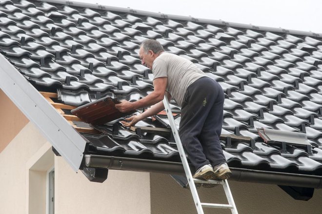 Za poškodbe na strehi je velikokrat kriva tudi nestrokovna izvedba. Škodi bi se lahko izognili ali pa bi bila vsaj manjša, če bi bilo delo opravljeno primerno. FOTO: Marko Feist
Foto: