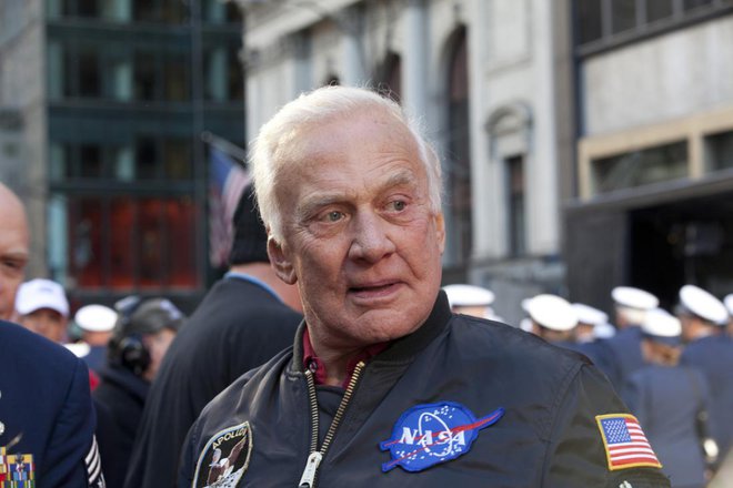 Astronavt Buzz Aldrin leta 2010 na veteranski paradi v New Yorku. FOTO: MISHELLA/Shutterstock
Foto: