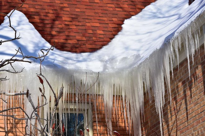 Led ima večjo težo kot sneg. Poleg tega lahko poškoduje žlebove, mimoidoče in drugo lastnino. Foto: northlight/Shutterstock
Foto: