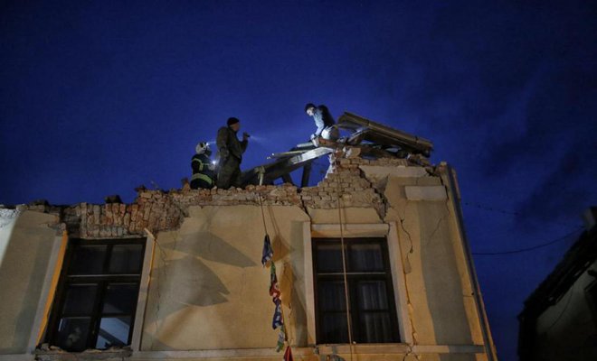 Da bi se izognili tragediji, ki je doletela Petrinjo, bi morali v Sloveniji več denarja nameniti preiskavam, na podlagi katerih bi lahko poskrbeli za večjo potresno varnost, menijo strokovnjaki. FOTO: Blaž Samec/Delo
Foto: