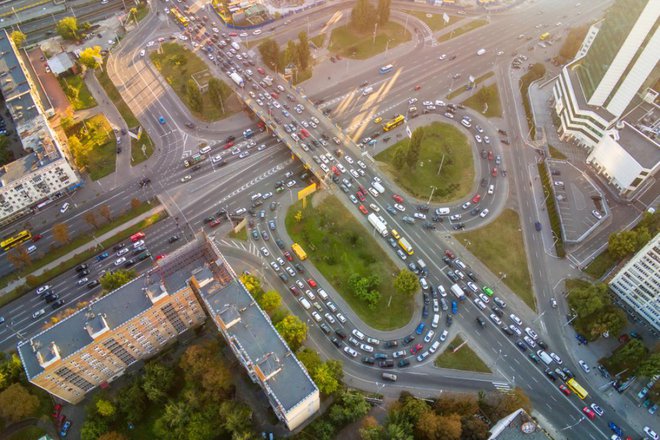 Brezplačna aplikacija za navigacijo Google Maps bo v prihodnje uporabnikom prikazovala poti, ki so manj obremenjujoče za okolje. FOTO: Gorlov-KV/Shutterstock
Foto: