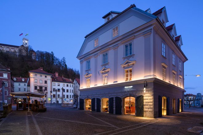 Zlata ladjica je edina prostostoječa hiša v starem mestnem jedru, pred rušilnim potresom v Ljubljani 1895 pa je bila ena od štirih zgradb v nizu. 
Foto: Miran Kambič