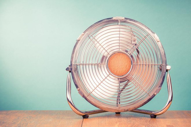 Za boljši občutek si lahko omislite namizni ventilator. FOTO: BrAt82/Shutterstock
Foto:  BrAt82/ Shutterstock