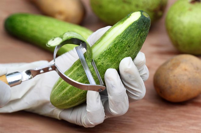 Kumare lupimo in odstranjujemo vrh pri peclju tudi zato, da se znebimo morebitne grenkobe. Foto: Swapan Photography/Shutterstock
Foto: Swapan Photography/Shutterstock