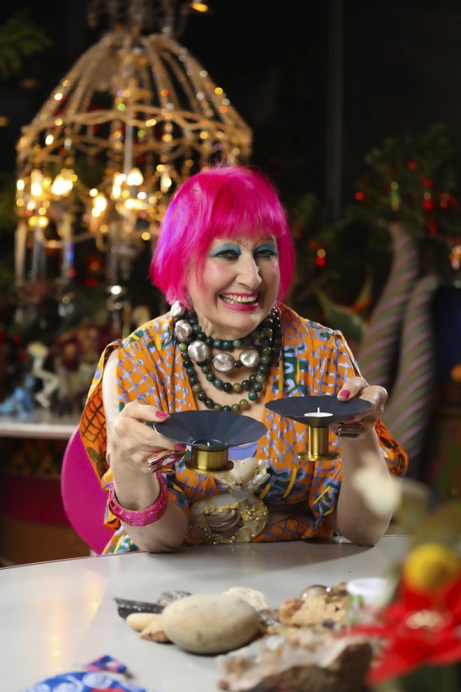 Zandra Rhodes je britanska modna in tekstilna oblikovalka, ki je London v sedemdesetih letih postavila v ospredje mednarodne modne scene. 
Foto: arhiv Ikea