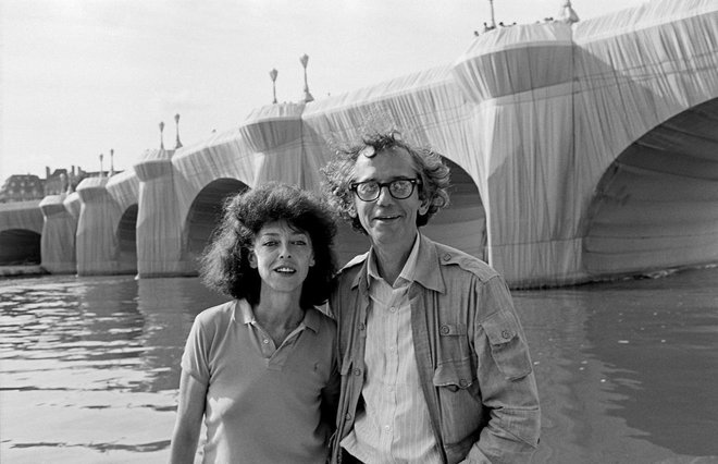 Christo inJeanne Claude pred ovitim mostom pont Neuf leta 1985. Foto: Wolfgang Volz/Christo and Jeanne-Claude Foundation
Foto: