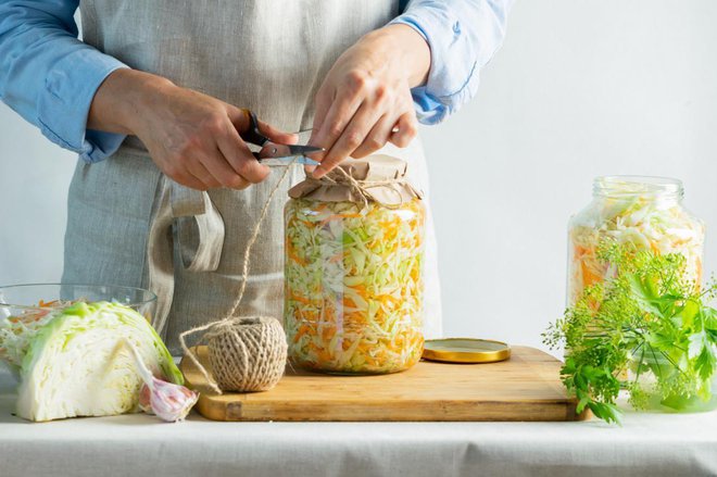 Manjše količine zelja, repe in drugih vrtnin lahko kisamo v steklenih kozarcih za vlaganje. FOTO: Natali Ximich/Shutterstock
Foto: Natali Ximich/Shutterstock