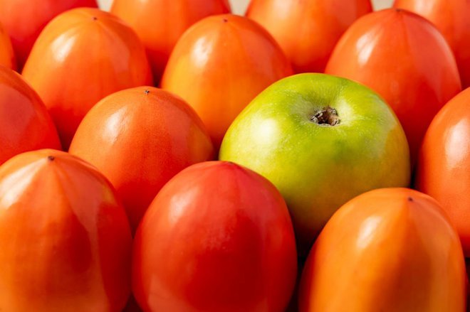 Če bi radi, da se kakiji prej zmehčajo, so dobra družba jabolka. Foto: TSV-art/Shutterstock
Foto: