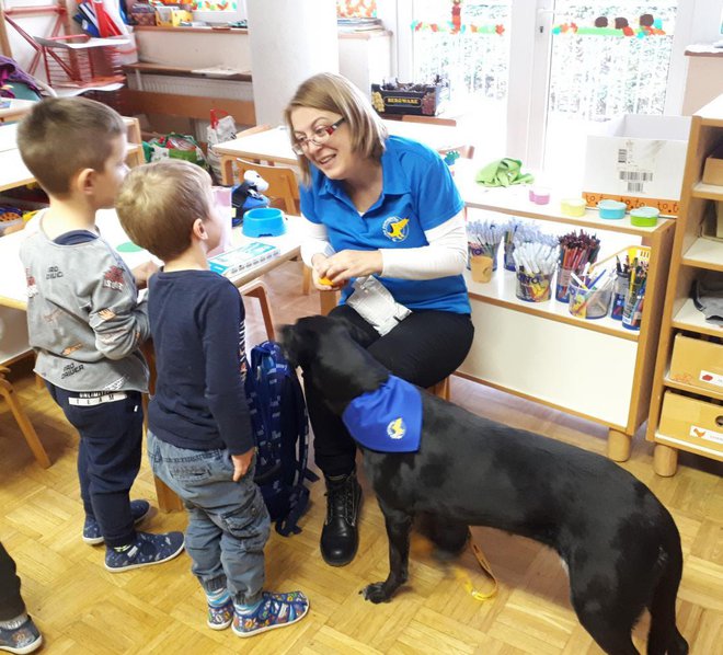 Vodnica Ingrid Kren in njena zdaj že skoraj enajstletna psička Lia. FOTO: arhiv društva Tačke pomagačke 
Foto: arhiv društva Tačke pomagačke