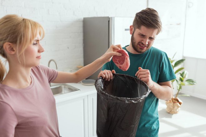 Zavrzite živila, ki jim je potekel rok trajanja. FOTO: LightField Studios/Shutterstock
Foto: