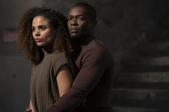 V seriji nastopata Gugu Mbatha-Raw v vlogi glavne junakinje Jane in David Oyelowo, ki igra skrivnostnega arhitekta Edwarda. Foto: The Girl Before © 42 Amanda Searle