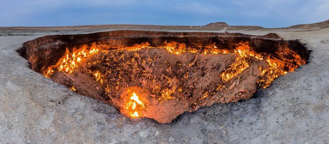 V turkmenistanski puščavi pri Dervezi gori pod zemljinim površjem že pol stoletja. Gori plin, ki so se ga naftarji hoteli na hitro znebiti s sežigom, da bi neovirano črpali črno zlato. Foto: Matyas Rehak/Shutterstock
Foto: