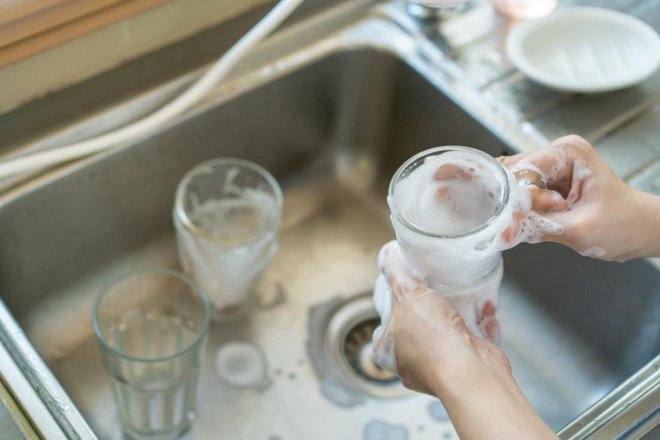 Če posodo pomivamo ročno, najprej umijemo kozarce, da jih ne zamažemo z umazanijo s posode. FOTO: DG FotoStock/Shutterstock
Foto: