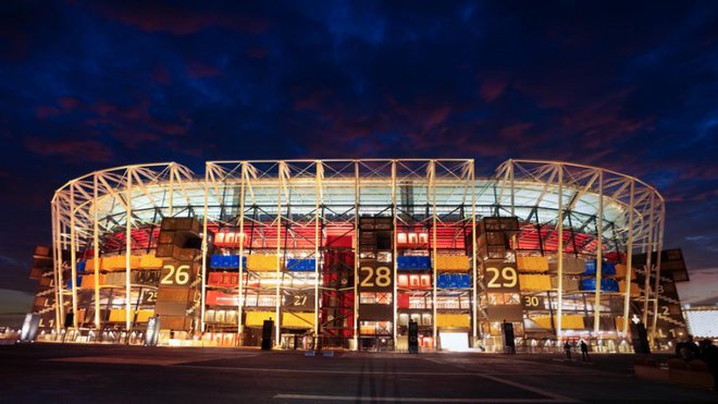 Modularno zasnovan stadion je sestavljen iz 974 ladijskih zabojnikov.
Foto: Sanjay JS/ Shutterstock