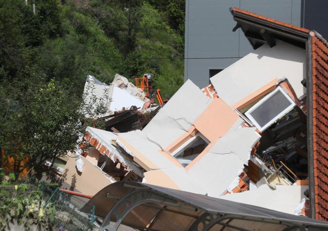 Po prvih, zelo grobih ocenah ministrstva za obrambo, je na v ujmi prizadetih območjih več kot 400 hiš in objektov, ki so povsem neprimerni za bivanje ali uničeni. FOTO: Dejan Javornik/Delo
Foto: Dejan Javornik/Delo