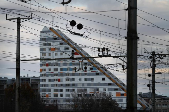 V Sloveniji kupujejo ljudje stanovanja ne le za lastno uporabo, temveč čedalje pogosteje tudi kot naložbo. Foto: Jože Suhadolnik/Delo
Foto: