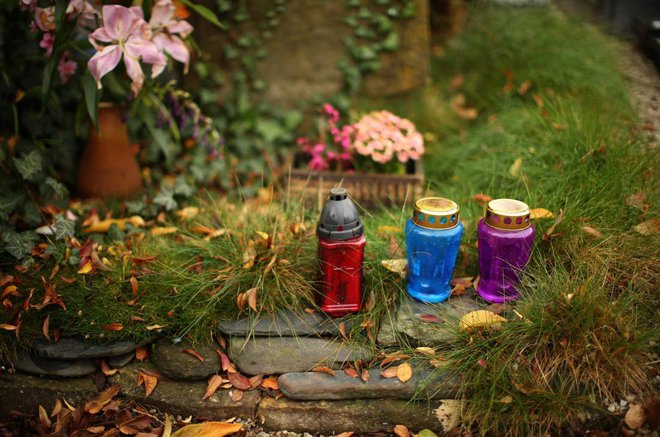 Odpadne nagrobne sveče niso nevaren odpadek, vendar njihovo odstranjevanje lahko povzroča škodljive emisije. FOTO: Jure Eržen/Delo
Foto: