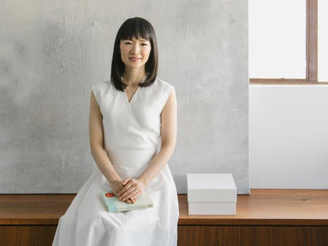 Marie Kondo se tudi v svojem domu kdaj sooči z neredom. A ker neredu sledi pospravljanje, se ga vedno razveseli. FOTO: konmari.com 
Foto: