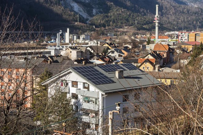 Prva sončna elektrarna na večstanovanjski stavbi s 23 stanovanji na Jesenicah ima 36,7 kW moči, letno pa bo proizvedla 37.000 kilovatnih ur zelene električne energije.
Foto: