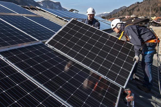 Na letni ravni bo sončna elektrarna na večstanovanjski stavbi znižala emisije ogljikovega dioksida za 17 ton, omogočila pa bo za dobrih 4.500 evrov letnih prihrankov pri rabi električne energije.
Foto: