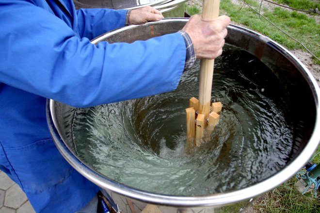 Dinamiziranje preparatov, ki se uporab­ljajo za krepitev rastlin, je podobno kot v homeopatiji. FOTO: Roman Šipić
Foto: