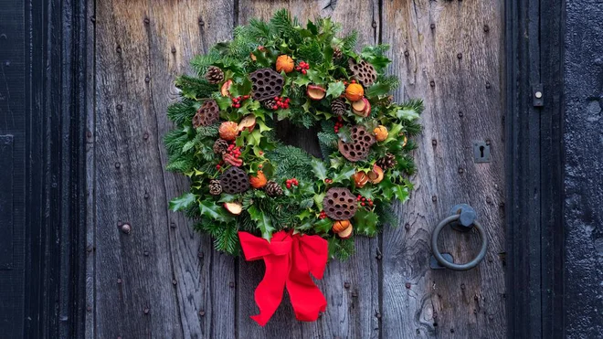 Tradicionalno ima adventni venček obliko obroča in je postavljen na mizo, a danes najdemo številne izpeljanke. FOTO: Ana Iacob Photography/ Shutterstock