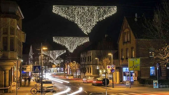 Včasih se nam zdi, da se v nas skriva popoln oblikovalec, vse dokler ne opazimo, da si drugi naš trud razlagajo na drugačen (in zabaven) način. Tudi darila lahko prenesejo napačno sporočilo. A če vse skupaj vzamemo z zvrhano mero humorja, bodo prazniki "z napako" še toliko bolj prijetni.
V nekem mestu so se odločili, da je takšna postavitev luči moderna in lepa. Škoda le, ker spominja na vrv obešene spodnje hlačke. In to po celem mestu!
Reddit