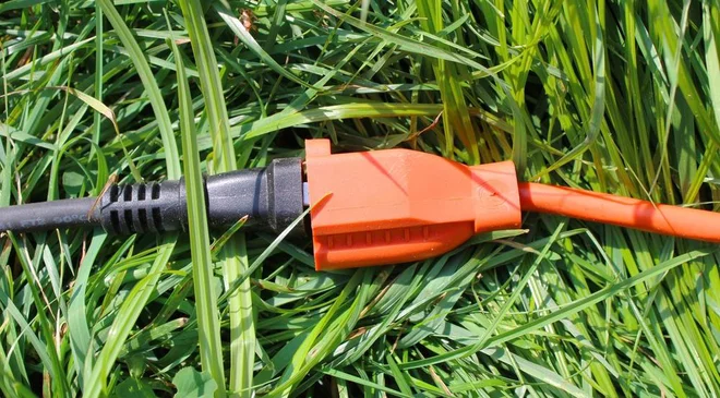 Bralko zanima, kako ravnati, če elektro kabel poteka čez njeno parcelo brez vpisane služnosti. Foto: Sarah Macor/ Shutterstock