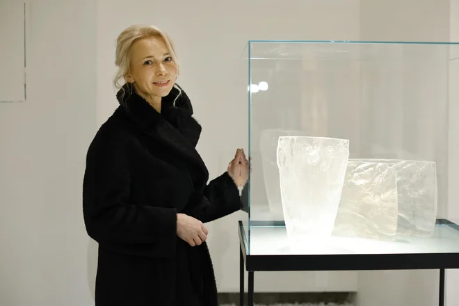 Tanja Pak, umetnica in oblikovalka ter avtorica razstave z naslovom Odtis spomina/Ne tukaj in ne čisto tam, ki je na ogled v atriju Mestne hiše v Ljubljani. Foto Leon Vidic/Delo
