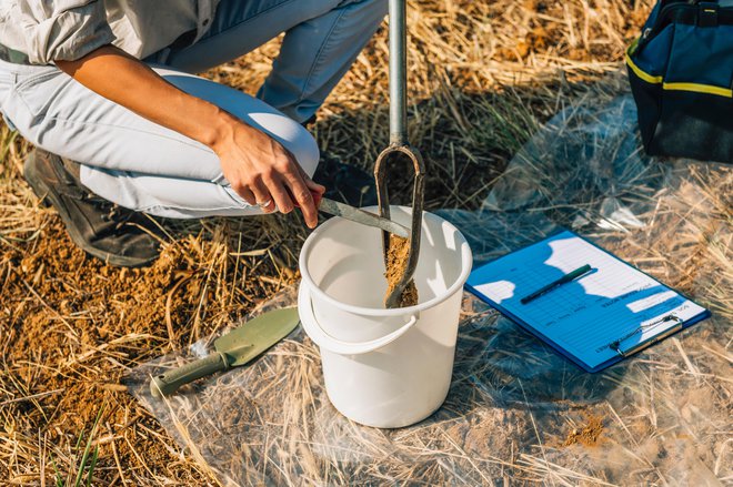 Vzorce tal vzamemo na 10 do 15 mestih, enakomerno razporejenih po vrtu. Foto: Microgen/Shutterstock