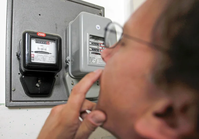 Zaradi zakonske razbremenitve pri omrežnini zamujajo računi za elektriko Foto: Matej Družnik/Delo