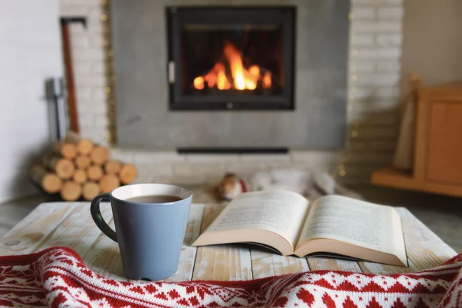 Hygge povzema občutke udobja, umirjenosti in zadovoljstva. Foto Smit/Shutterstock