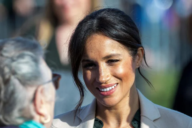 Meghan Markle je s svojo preprosto, a prefinjeno gostoljubnostjo dokazala, da so najbolj cenjena darila tista, ki izražajo pozornost in toplino. Foto: Alan Fraser Images/Shutterstock