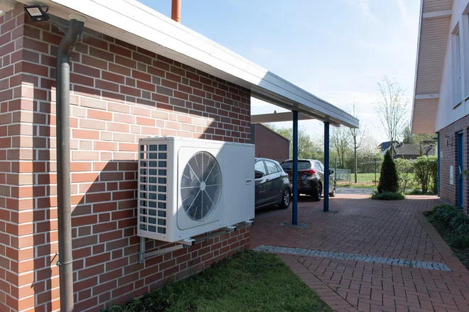Toplotne črpalke porabljajo električno energijo predvsem za pogon kompresorja, črpalk in ventilatorjev, ne neposredno za ogrevanje. Foto Nataphotostocker/Shutterstock