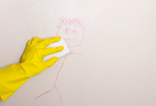 Čudežna gobica je pravzaprav kos melaminske pene – materiala, ki deluje kot zelo fin brusni papir. Foto Jenn Huls//Shutterstock