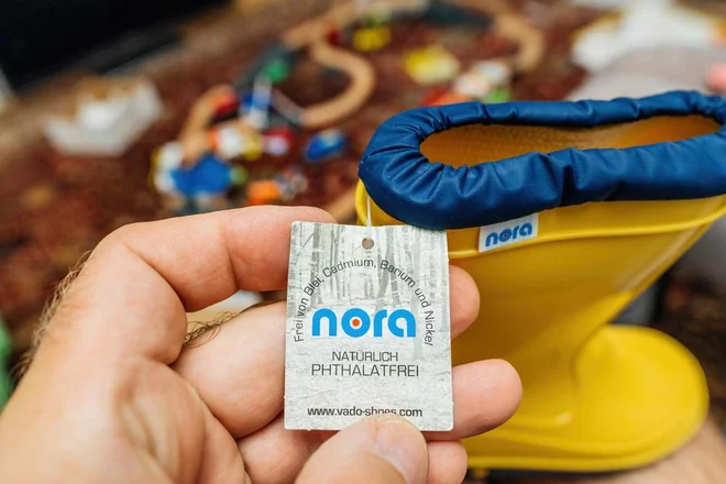 Ftalati so kemikalije, ki se uporabljajo za mehčanje plastike in podaljševanje obstojnosti dišav v kozmetičnih izdelkih. Foto Hadrian//Shutterstock