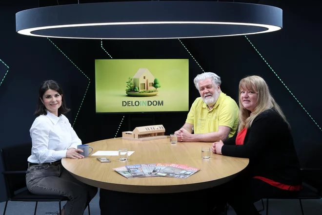 Voditeljica podkasta Nina Štajner, energetski svetovalec Bojan Žnidaršič in Barbara Primc iz Zveze potrošnikov Slovenije FOTO: Marko Feist