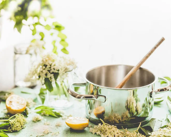 Bezeg je užiten le v cvetovih in zrelih jagodah, medtem ko so zeleni deli rastline (listi, stebla in nedozoreli plodovi) lahko rahlo strupeni. Foto Vicuschka//Shutterstock