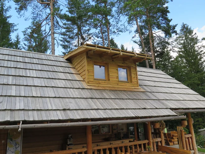 Lesene skodle so stara in preverjena kritina, odporna proti toči. Foto Bojan Žnidaršič 