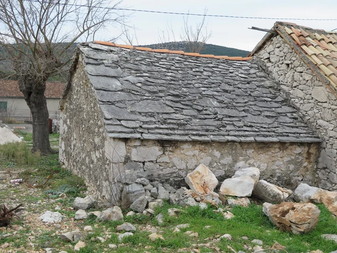 Skrilavec se da preprosto lomiti v plošče. Od namembnosti objekta je odvisno, kako natančno se obdelajo posamezni kosi. Foto Bojan Žnidaršič 