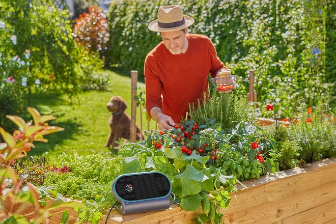 GARDENA AquaBloom L je pametna rešitev za vsak kotiček vrta in zalivanje, tudi kjer ni v bližini elektrike in vodne pipe. FOTO: GARDENA