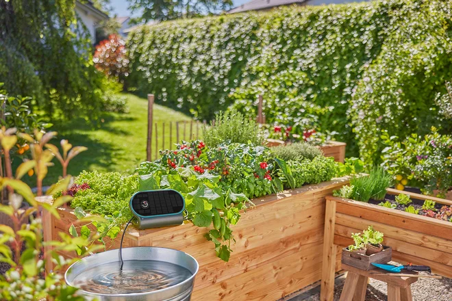 GARDENA AquaBloom L je avtomatiziran sistem za kapljično zalivanje do 30 rastlin na balkonu, terasi in v visokih gredah. FOTO: GARDENA